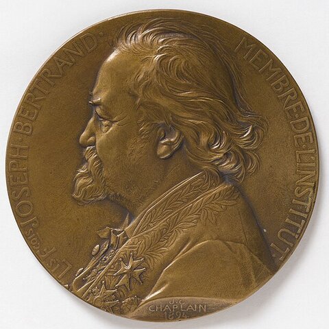 Médaille en bronze : profil gauche d'un homme âgé à la barbe et aux cheveux longs, en habit brodé de l'Institut, entouré de l'inscription « Joseph Bertrand, membre de l'Institut », signée J.-C. Chaplain, 1894.