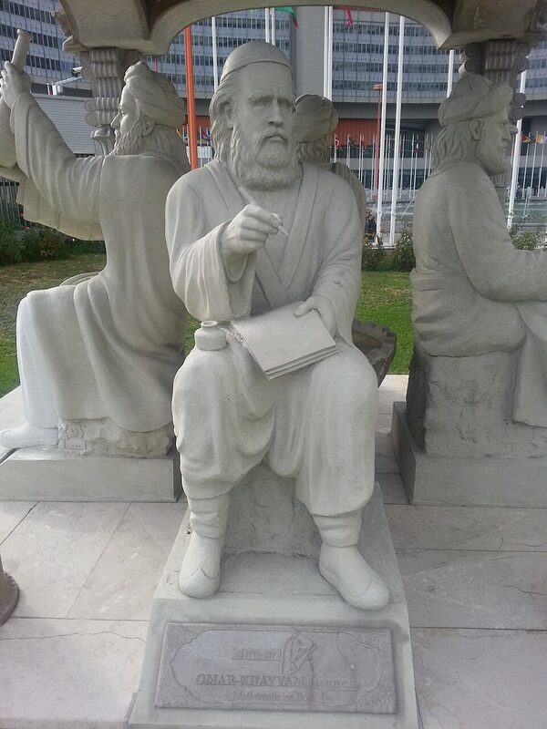Statue d'Omar Khayyam assis, dans un pavillon à colonnes