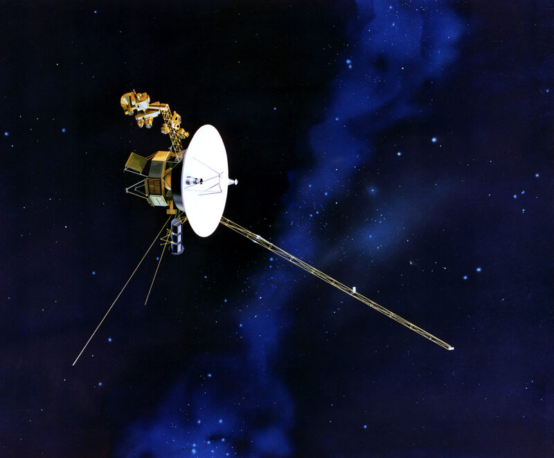 Vue d'artiste de la sonde Voyager dans l'espace : une grande antenne parabolique blanche montée sur un corps de sonde, avec des mâts et des instruments.