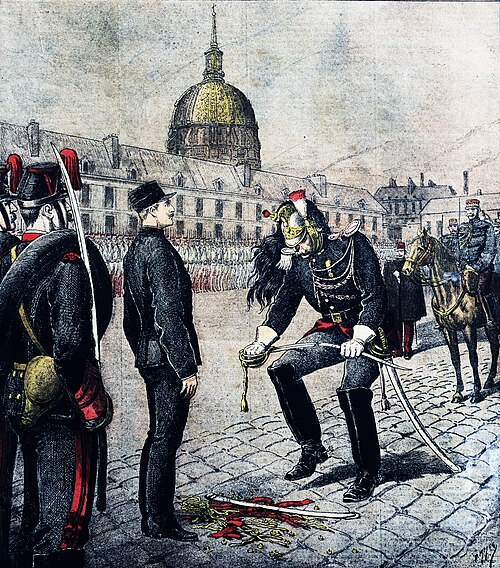 Gravure en couleurs : dans la cour d'une caserne, devant des soldats alignés, un officier en casque brise le sabre d'un homme en uniforme sombre ; les galons arrachés sont au sol.