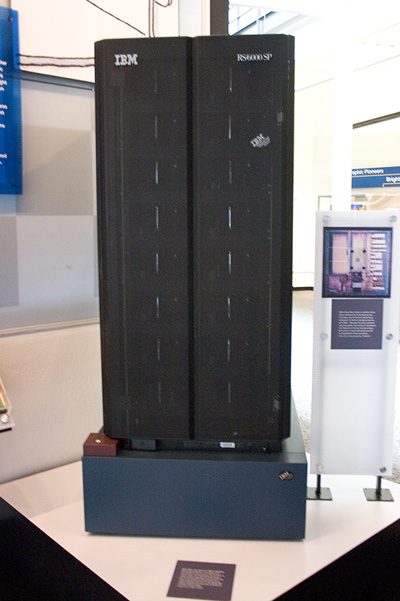 Une haute armoire noire d'ordinateur portant l'inscription Deep Blue, exposée dans un musée.
