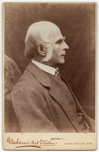 Photographie de Francis Galton âgé, de profil, aux favoris blancs.