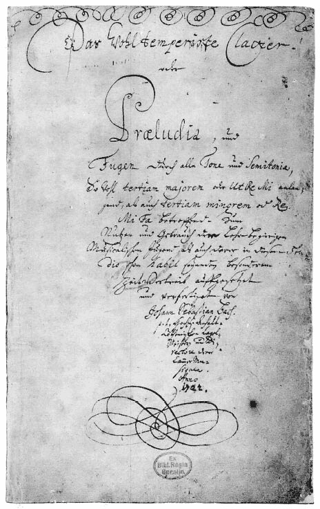 Page de titre manuscrite en allemand, d'une écriture ornée : « Das Wohltemperirte Clavier oder Præludia, und Fugen durch alle Tone und Semitonia… ».