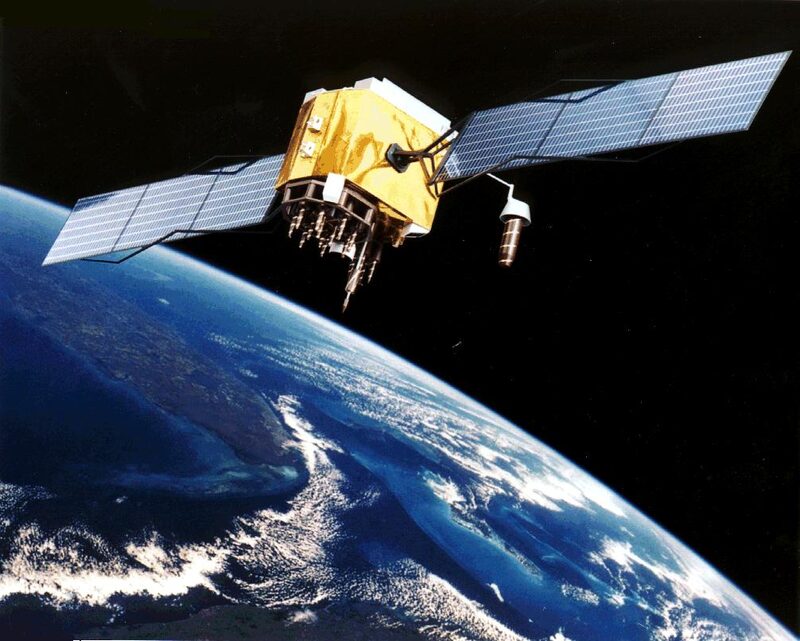 Vue d'artiste d'un satellite GPS doré aux deux grands panneaux solaires, en orbite au-dessus de la Terre.
