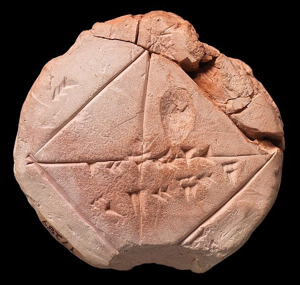 Petite tablette d'argile ronde et beige, sur fond noir, sur laquelle sont gravés un carré, ses deux diagonales, et des signes cunéiformes le long d'un côté et d'une diagonale.