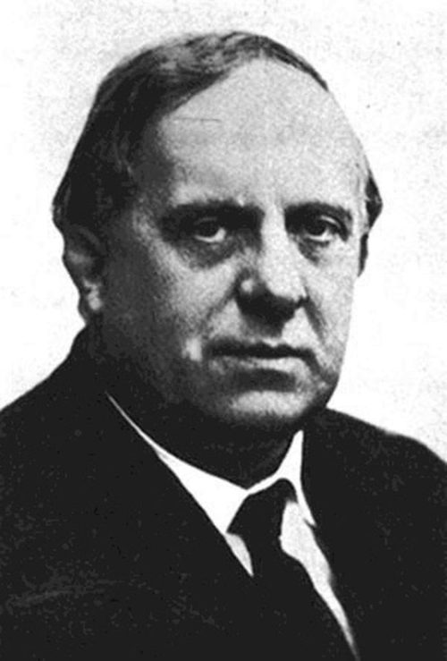 Portrait photographique en noir et blanc de Frederick William Lanchester, homme d'âge mûr en costume sombre et cravate.