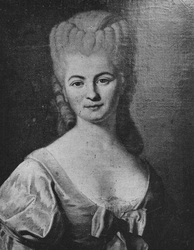 Portrait peint en noir et blanc d'une femme à la haute coiffure poudrée, en robe décolletée.