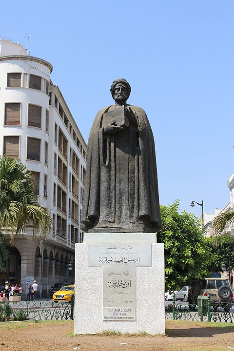 Statue d'Ibn Khaldoun, avenue Habib-Bourguiba à Tunis