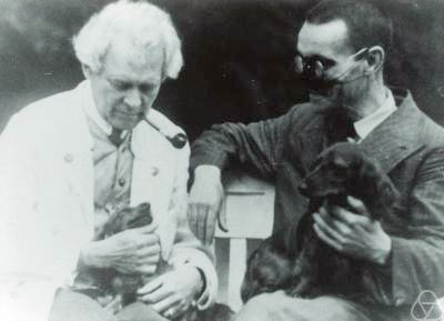 Photographie en noir et blanc de deux hommes âgés assis ; Gaston Julia est à droite.