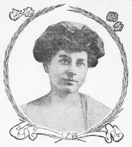 Portrait en buste d'une femme aux cheveux relevés, reproduit dans un journal.