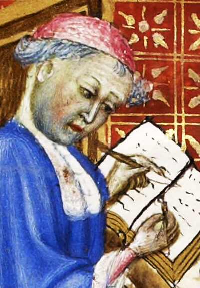 Miniature médiévale en couleurs : un homme en robe bleue et coiffe rose, assis, écrit dans un livre ouvert devant un fond rouge et or.