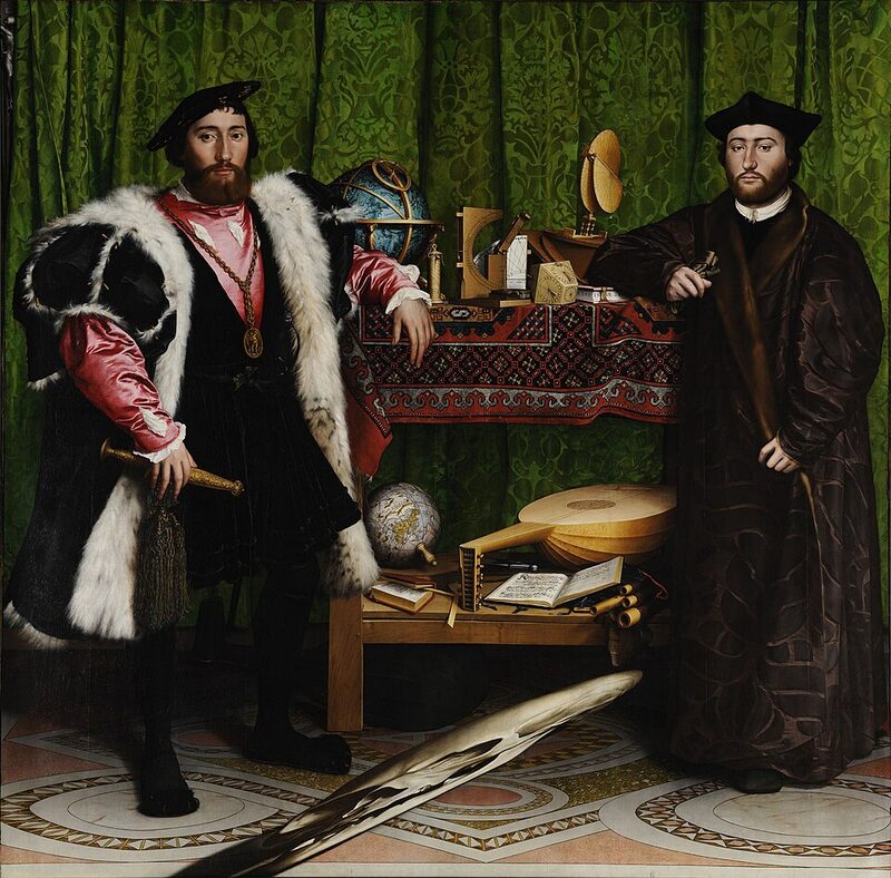 Grand tableau : deux hommes richement vêtus debout de part et d'autre d'un meuble chargé d'instruments scientifiques, de livres et d'un luth ; au premier plan, une forme grise très allongée et oblique traverse le sol en diagonale.