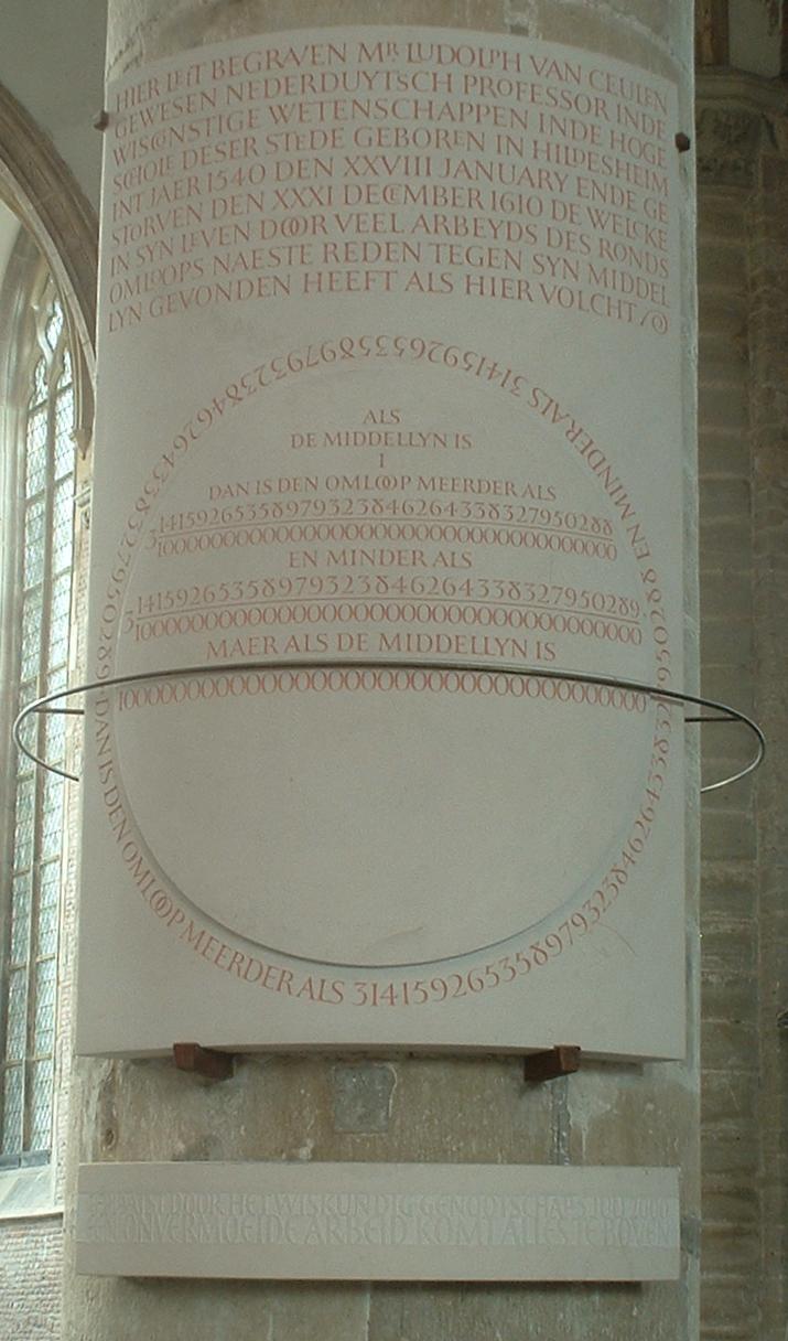 Une stèle claire fixée à un pilier d'église : un texte en néerlandais ancien, puis un cercle dont le pourtour est formé des chiffres de π.