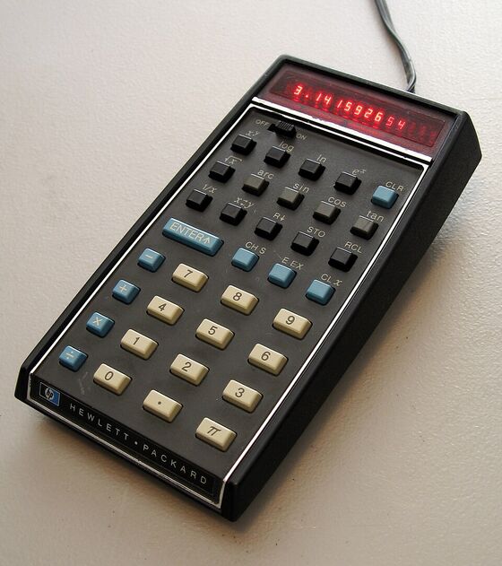 Une calculatrice de poche HP-35, noire, à touches grises et bleues, avec un affichage rouge à diodes indiquant un nombre.