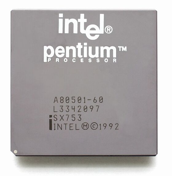 Un processeur Intel Pentium vu de dessus : une puce carrée gravée du logo Intel et du mot Pentium.