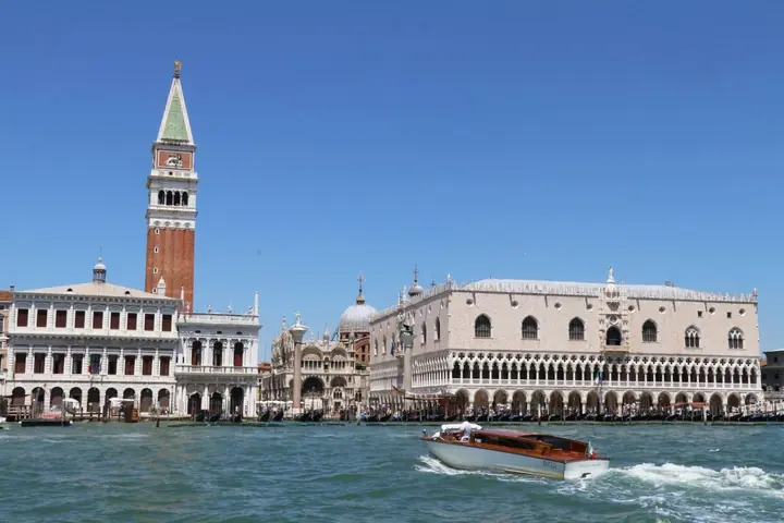 Arrivée par l’eau : la bibliothèque Marciana, le campanile et le palais des Doges.