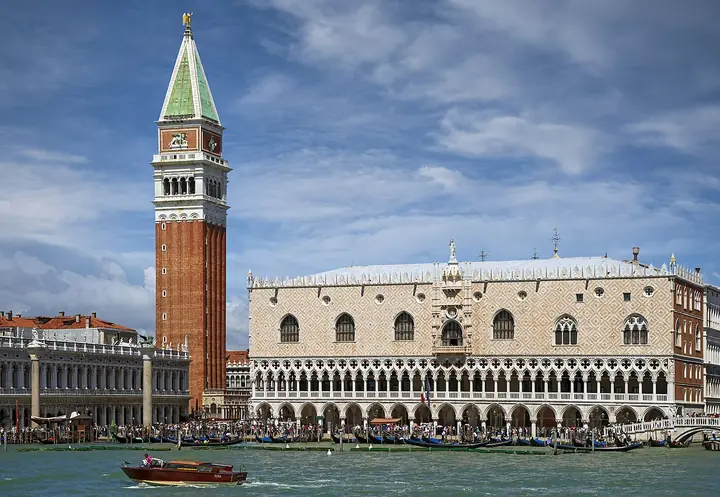 Le palais des Doges et le campanile, vus depuis le bassin de Saint-Marc.