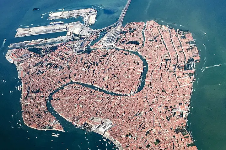Venise vue du ciel : le Grand Canal traverse la ville en dessinant un S.