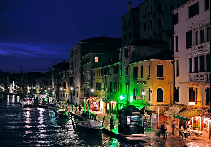 Le canal de Cannaregio à la tombée de la nuit.