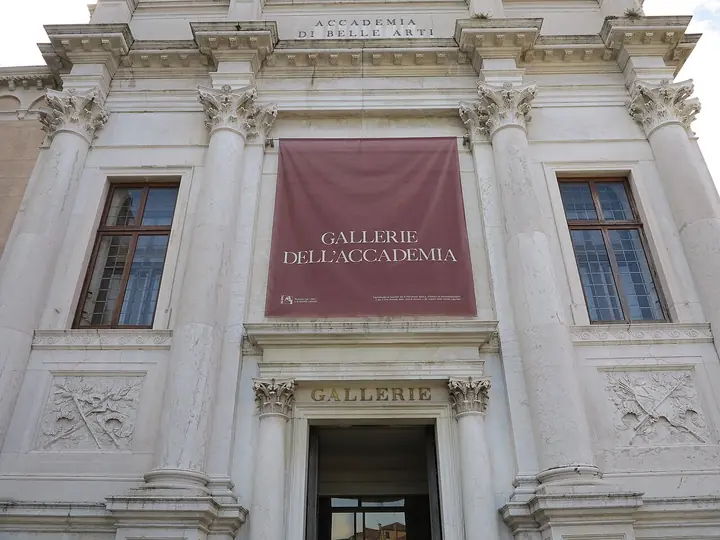 L’entrée des Galeries de l’Académie.