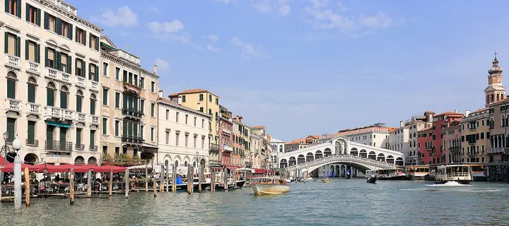 Le Grand Canal et le pont du Rialto.