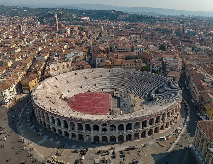 Les Arènes de Vérone vues du ciel.
