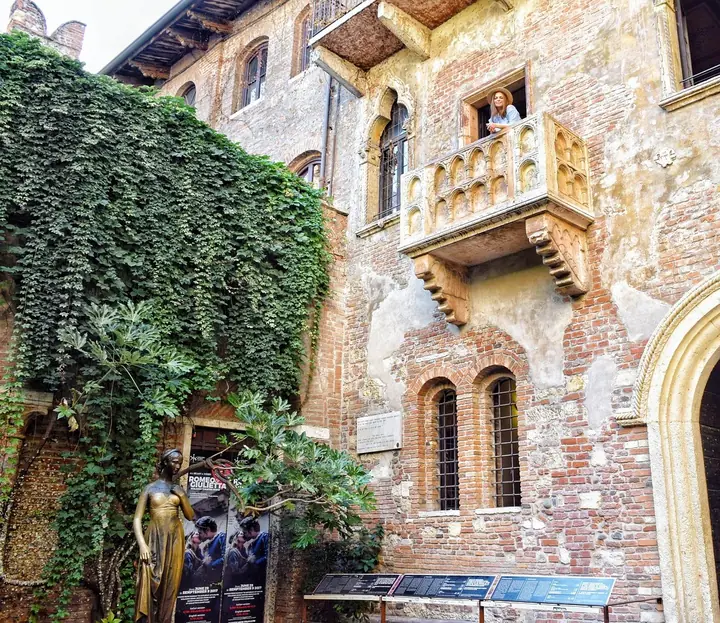 La cour de la maison de Juliette et son balcon.