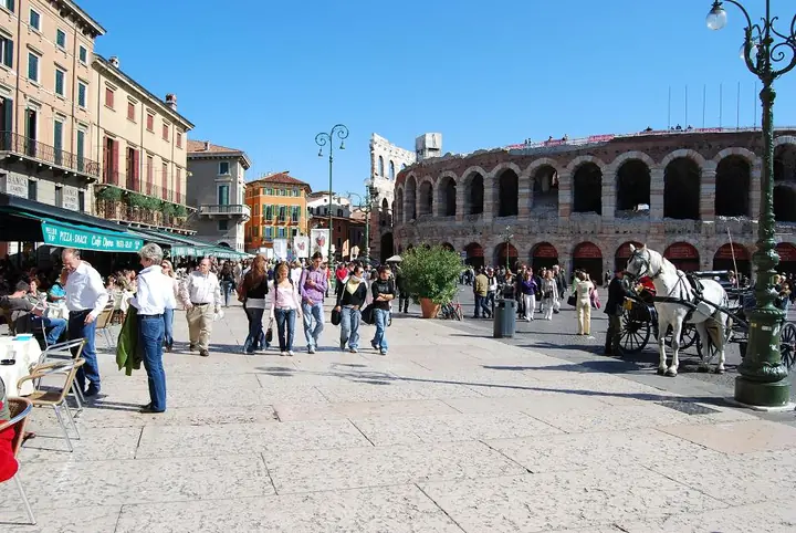 La piazza Bra et les Arènes.