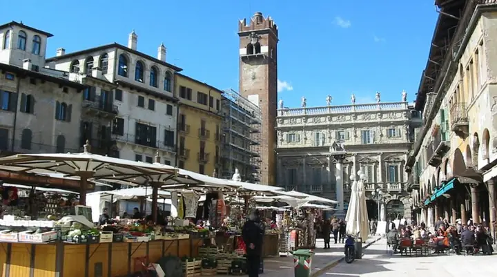 La piazza delle Erbe et le palais Maffei.