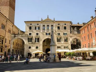 La piazza dei Signori et la statue de Dante.